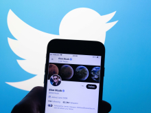 El perfil de Elon Musk verificado con el famoso check azul que ahora es de pago