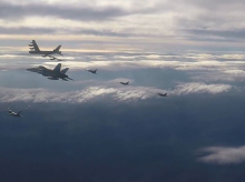 Un B-52 vuela escoltado por cazas de combate aliados, entre ellos un F-18 del Ejército del Aire español