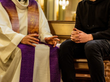 Sacerdote confesando