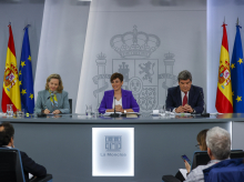 La ministra portavoz, flanqueada por Calviño y Escrivá