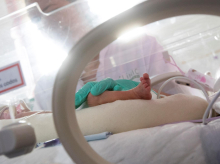 Una enfermera atiende a un bebé en la UCI de neonatología del Hospital Clínic de Barcelona