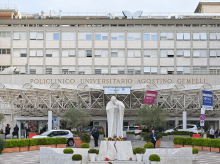 A view shows a statue of late Pope John Paul II at the main entrance of Gemelli hospital on March 30, 2023 in Rome, where Pope Francis was admitted on March 29. - Pope Francis has been diagnosed with a respiratory infection and will require "a few days of appropriate hospital medical treatment", the Vatican said. The 86-year-old was admitted to Rome's Gemelli hospital for checks on March 29 after complaining of breathing difficulties, spokesman Matteo Bruni said in a statement. (Photo by Alberto PIZZOLI / AFP)
