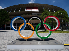 Vista general de los Anillos Olímpicos en el Estadio Olímpico, sede principal de los Juegos Olímpicos de Tokio 2020 en Tokio