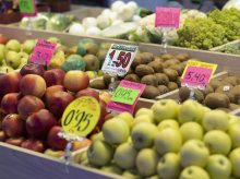 Manzanas y otras frutas en una frutería  en un puesto de un mercado