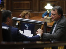 El portavoz parlamentario del PNV, Aitor Esteban (d), conversa con el presidente del Gobierno, Pedro Sánchez