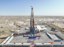Esta foto aérea tomada el 30 de mayo de 2023 muestra el proyecto de perforación de un pozo de más de 10.000 metros de profundidad para exploración científica en la Región Autónoma Uygur de Xinjiang, en el noroeste de China