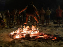 Una persona salta una hoguera durante la Noche de San Juan, en la playa de Riazor, a 23 de junio de 2023, en A Coruña, Galicia (España). La Noche de San Juan se celebra en la madrugada del 23 al 24 de junio. Uno de los emblemas de esta festividad es la falla, protagonizada por los deportivistas Arsenio Iglesias y Lucas Pérez, acompañados por Picasso y las tradicionales meigas. La quema de la falla se ha producido a la medianoche del día 24, seguida por un espectáculo de fuegos artificiales, que dan inicio a la celebración.
24 JUNIO 2023
M. Dylan / Europa Press
23/6/2023