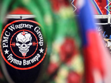 Una camisa con el logo del grupo Wagner en una tienda de Moscú