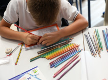 Un niño colorea el día del inicio del curso