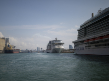 Varios barcos en el puerto marítimo de Barcelona