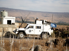 Un vehículo LMV Lince de UNIFIL con la bandera de la ONU patrulla la Blue Line en el sur del Líbano