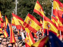 Banderas españolas durante una manifestación contra la amnistía, en Cibeles, a 18 de noviembre de 2023, en Madrid (España). Diferentes asociaciones, entre las que se encuentran Foro España Cívica, Unión 78, Pie en Pared o NEOS, han convocado esta concentración, respaldada por el Partido Popular y Vox, como protesta contra la amnistía acordada por el PSOE y Junts. La protesta tiene lugar tras el debate de investidura celebrado en el Congreso los días 15 y 16 de noviembre, en el que se nombró a Pedro Sánchez presidente del Gobierno con los apoyos de Sumar, ERC, Junts, EH Bildu, PNV, BNG y Coalición Canaria.
18 NOVIEMBRE 2023;CONCENTRACIÓN;AMNISTÍA;PP;VOX;ACUERDO;INVESTIDURA
Diego Radamés / Europa Press
18/11/2023