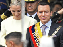 Daniel Noboa presidente de Ecuador tras recibir la banda presidencial