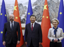 El presidente chino Xi Jinping rodeado por el presidente del Consejo, Charles Michel, y la presidenta de la Comisión, Ursula von der Leyen