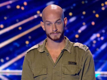 Shauli Greenglick durante su actuación con uniforme militar en las pruebas para representar a Israel en Eurovisión