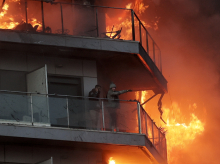 Dos personas aguardan en el balcón a ser rescatadas en el incendio declarado sobre las cinco y media de esta tarde en un quinto piso de un edificio de viviendas de València que ha afectado totalmente al inmueble y se ha propagado a otro anexo, y los bomberos intentan aún rescatar a vecinos desde los balcones.