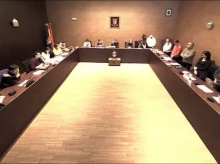 Fotograma del pleno durante el minuto de silencio por los guardias civiles de Barbate