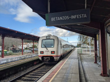 Un tren en la estación de Betanzos-Infesta.