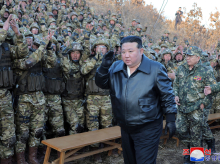 Kim Jong Un pasó revista a sus tropas