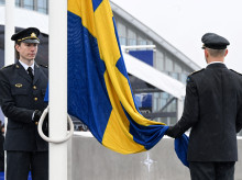 La bandera de Suecia en la sede de la OTAN, en Bruselas