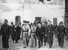 Francisco Largo Caballero visita el asedio del Alcázar de Toledo, acompañado de oficiales y milicianos