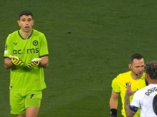 El Dibu Martínez vio una amarilla en el minuto 38, y otra durante la tanda de penaltis