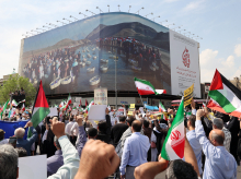 Iraníes ondean las banderas de Palestina e Irán después de la oración del mediodía del viernes en Teherán