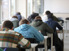 Varios alumnos de la Facultad de Ciencias económicas de la Universidad CEU San Pablo realizan un examen