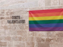 La bandera LGTBI, colgada en la fachada en las Cortes Valencianas, en 2023