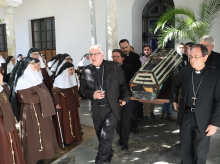 El arzobispo de Sevilla, monseñor José Ángel Saiz, y sus obispos auxiliares, portaron el féretro