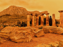 El polvo sahariano cubre el Templo de Apolo en Corinto, Grecia