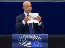 Le cortan el micro a Buxadé en el Parlamento Europeo por romper los logos de la Agenda 2030 y del Pacto Verde