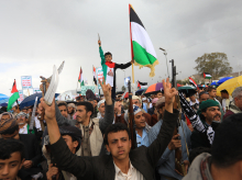 Yemeníes con banderas de Palestina, armas y cuchillos se manifiestan en Saná