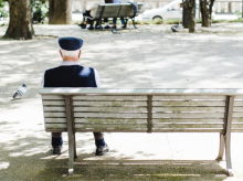 Un pensionista, sentado en un banco.