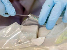 Piedras de cocaína siendo analizadas