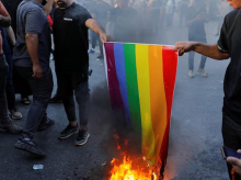 Manifestantes queman una bandera LGTBI en Irak