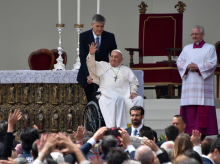 El Papa Francisco saluda a la multitud de fieles al final de una misa en la plaza de San Marcos en Venecia