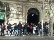 Decenas de personas hacen cola para entrar en la tienda china Shein, que abría sus puertas este fin de semana en Madrid
