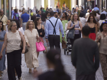 Gente paseando por el centro de Sevilla