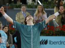 Andrei Rublev levanta los brazos y celebra su victoria en la final individual masculina del Mutua Madrid Open