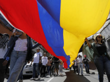 La gente participa en una manifestación del Primero de Mayo (Día del Trabajo) en Medellín, departamento de Antioquia, Colombia