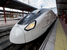 El tren de alta velocidad de la serie 106 en el andén de la estación de Chamartín Clara Campoamor para viajar a La Coruña16 MAYO 2024;OSCAR PUENTE;VALLADOLID;MADRID;A CORUÑA
Alberto Ortega / Europa Press
16/5/2024