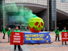 Protesta ecologista de Greenpeace a las puertas del Parlamento Europeo