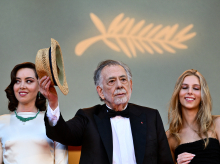 La actriz Aubrey Plaza, Francis Ford Coppola y su nieta Romy Coppola durante la premier de 'Megalopolis' en Cannes