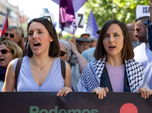 La candidata de Podemos a las elecciones europeas, Irene Montero (i) y la diputada de Podemos Ione Belarra