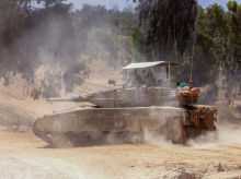Un tanque del Ejército israelí toma posición en un área de la frontera sur de Israel con la Franja de Gaza