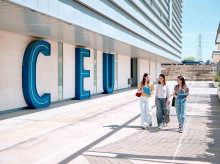 Tres alumnas de la universidad San Pablo CEU de Montepríncipe (Madrid)