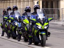 Varias motos de los policías desplegados en París