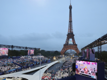 Las delegaciones llegan al Trocadero durante la ceremonia de apertura de los Juegos Olímpicos de París 2024