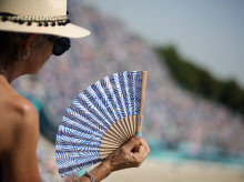 Una mujer se abanica para sofocar el calor